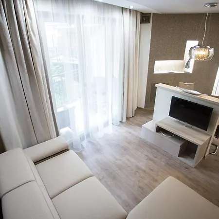 Seasons بودابست